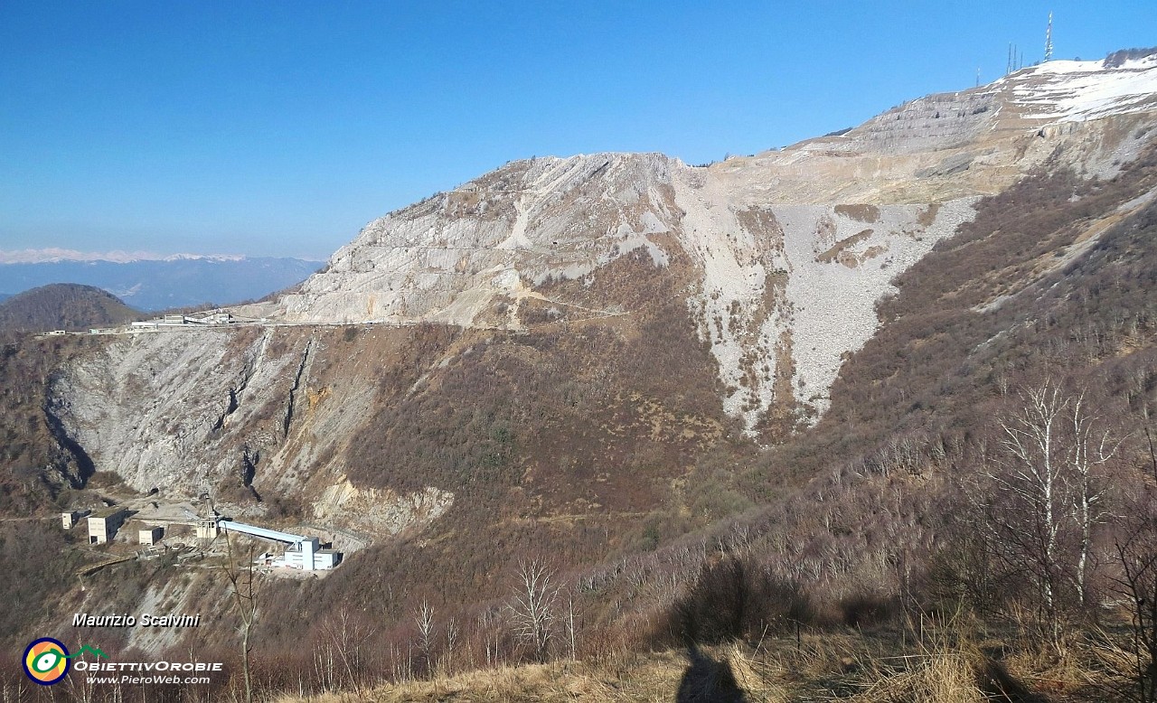 18 La profonda ferita della cava della Costa Massaia....JPG